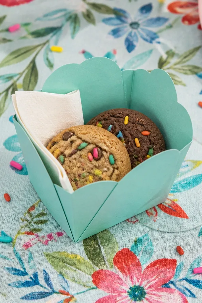 Folded cupcake-shaped box with a flared wrapper top