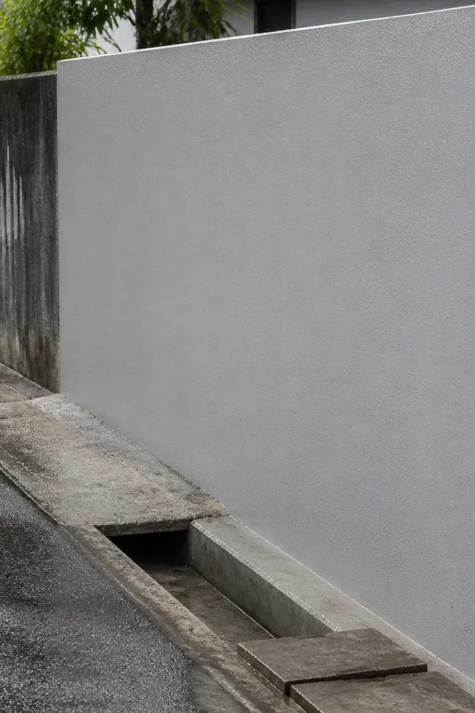 Concrete compound wall with a uniform painted finish and no white streaks