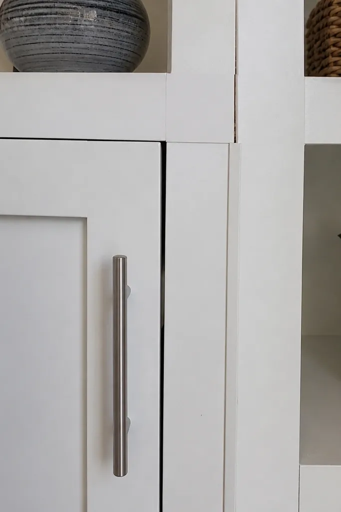 Loose built-in with movement when pushed