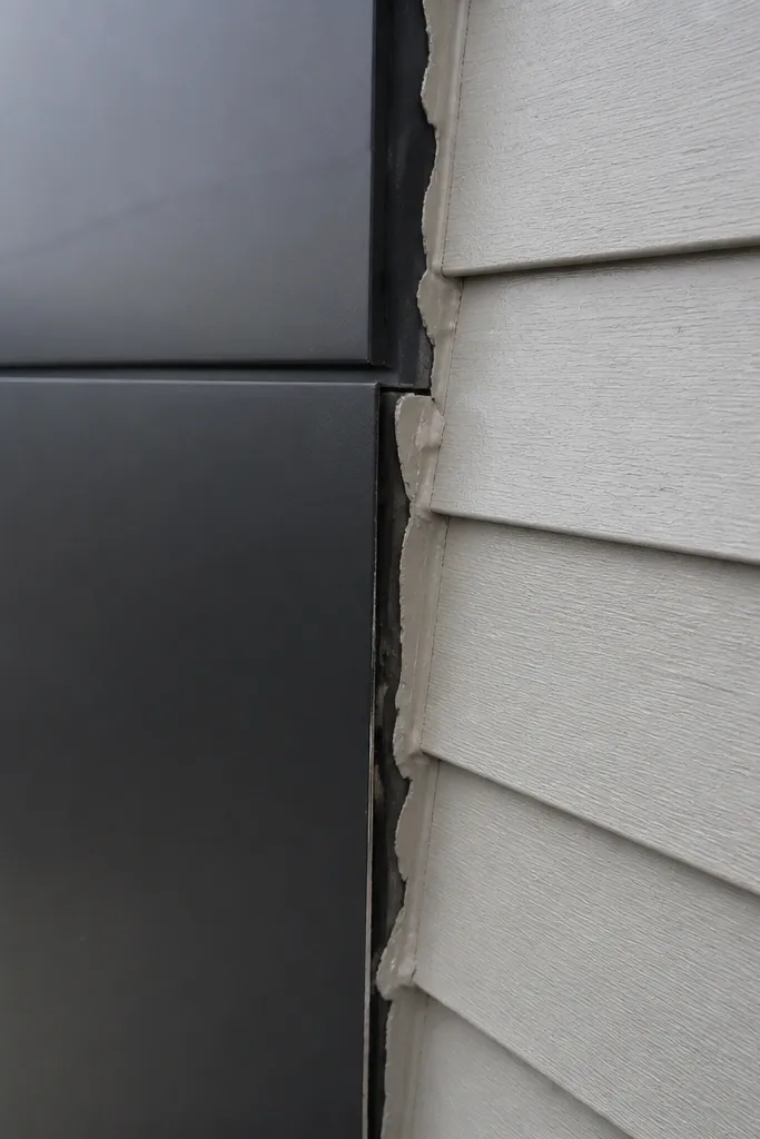 Facade with two cladding materials meeting with an uneven step