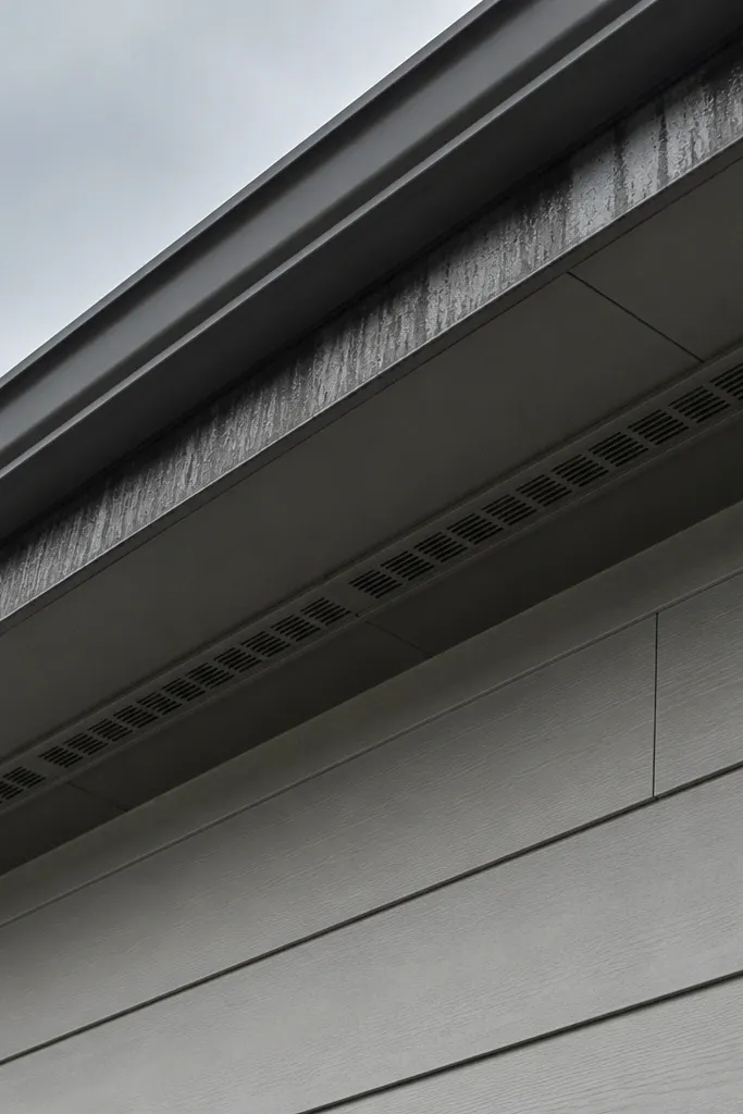 Siding running up to soffit without vents or airflow gaps