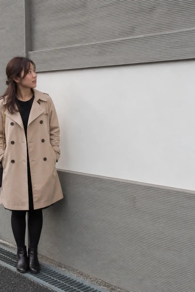 Smooth white wall center with rough raked concrete bands and grey cap