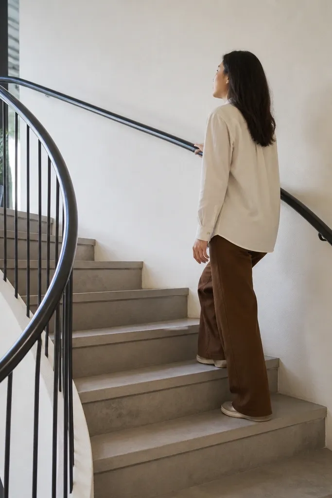 Spiral staircase with a continuous handrail wrapping the curve