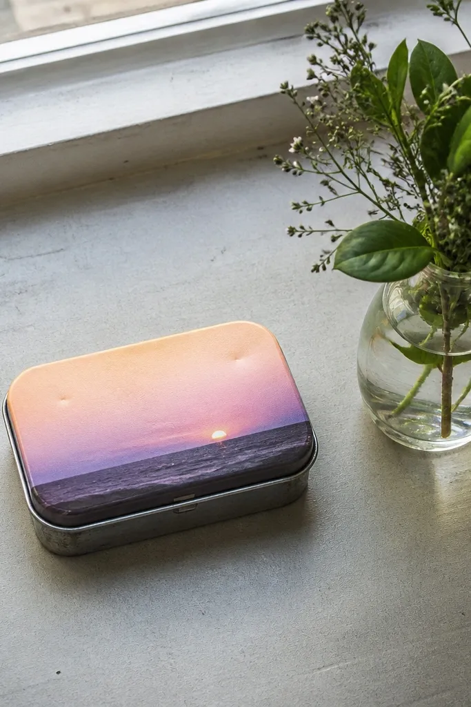 Sunrise gradient sticker with a thick horizon line